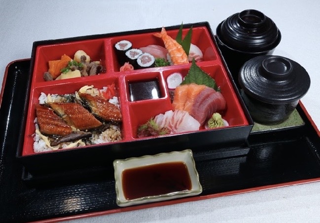 Cơm phần lươn với cá hồi sống và sushi/SUSHI LUNCH BOX SET/寿司弁当定食