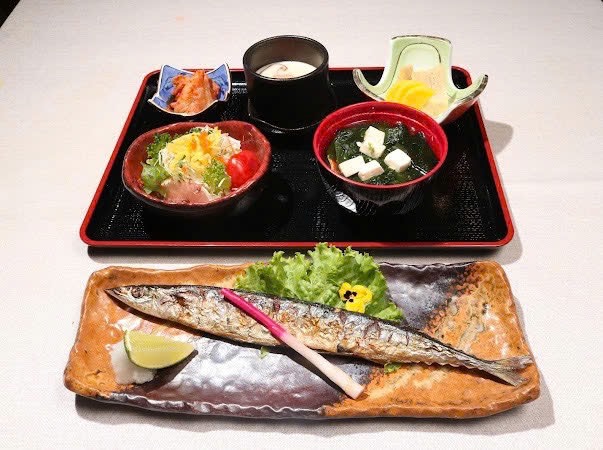 Cơm phần cá kiếm nướng muối/SANMA SHIO YAKI TEISHOKU GRILLED PACIFIC SAURY WITH SALT SET/秋刀魚塩焼き定食