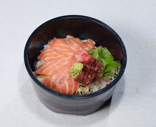 Cơm thố với cá hồi/SALMON RICE BOWL/鮭丼