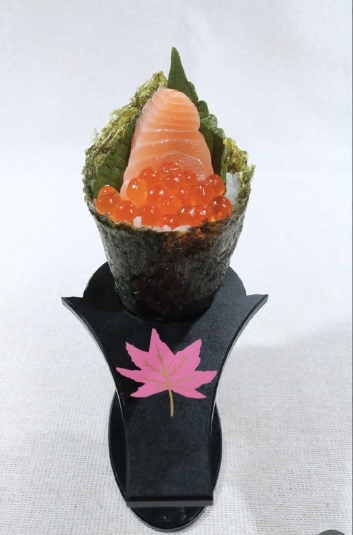 Cá hồi  cuộn phễu với trứng cái hồi/SALMON & SALMON ROE HAND CONE/ 鮭いくら手巻き