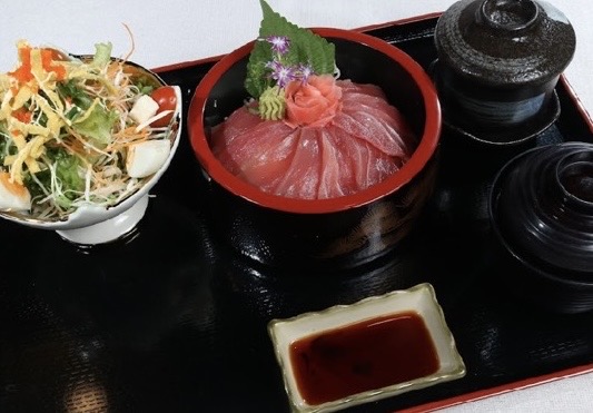 Cơm thố sushi cá ngừ/TUNA SUSHI RICE BOWL SET/鉄火丼定食