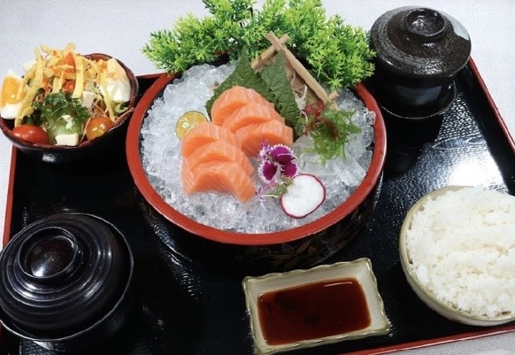 Cơm phần cá hồi sống/FRESH SALMON SET/鮭刺身定食