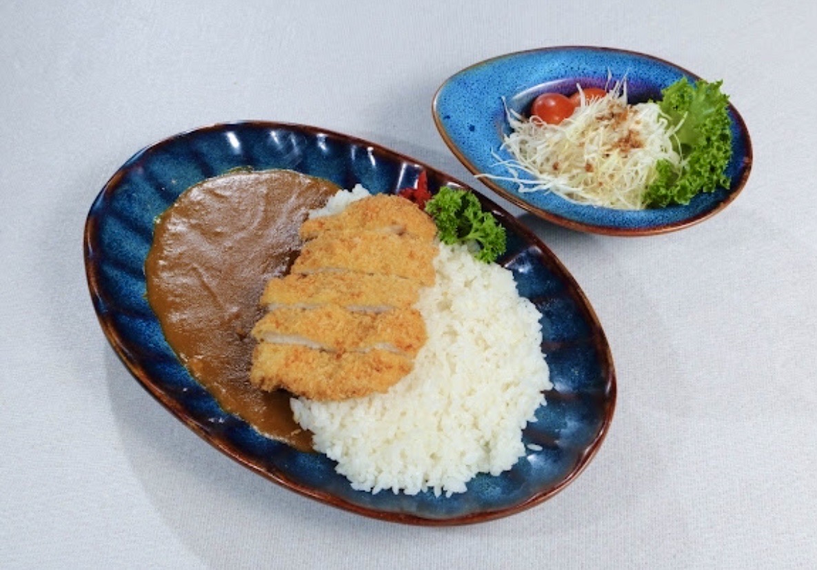 Cơm cà ri với thịt heo chiên/DEEP FRIED PORK CUTLET RICE BOWL IN CURRY/カツかーレ