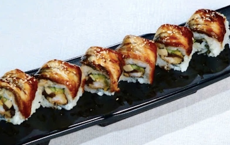Cơm cuộn tôm chiên, cá ngừ sốt cay, lươn, mè/ SPECIAL EELS & AVOCADO ROLL/ テイエンフンハウスロール