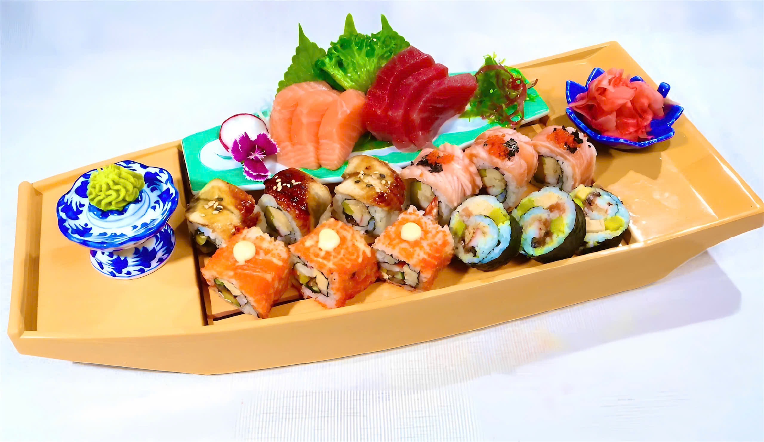 THUYỀN SUSHI VÀ CÁ SỐNG 3/MIXED SUSHI RAW FISH COMBO 3