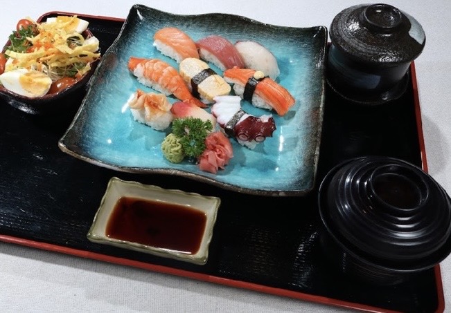 Cơm phần Sushi với súp Miso/SUSHI TEISHOKU SUSHI SET/寿司定食