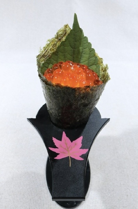 Trứng cá hồi cuốn phễu/SALMON ROE HAND CONE/ いくら手巻き