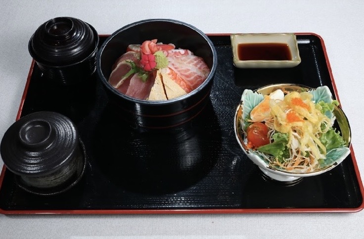 Cơm thố với các loại cá sống/RAW FISH ON A BED OF RICE SET/ちらし寿司定食/